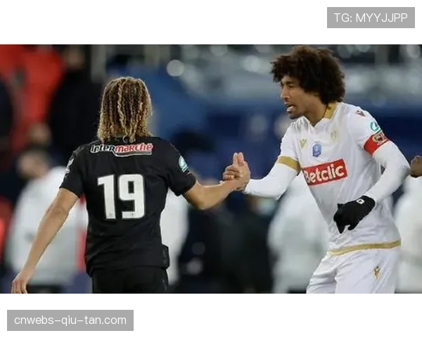 哈维-西蒙斯表态希望留在莱比锡,巴黎拥有回购条款 哈维-西蒙斯表态希望留在莱比锡,巴黎拥有回购条款