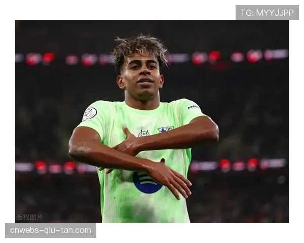 巴萨小将亚马尔在一次反抢中膝盖扭伤,被担架抬离场 巴萨小将亚马尔在一次反抢中膝盖扭伤,被担架抬离场