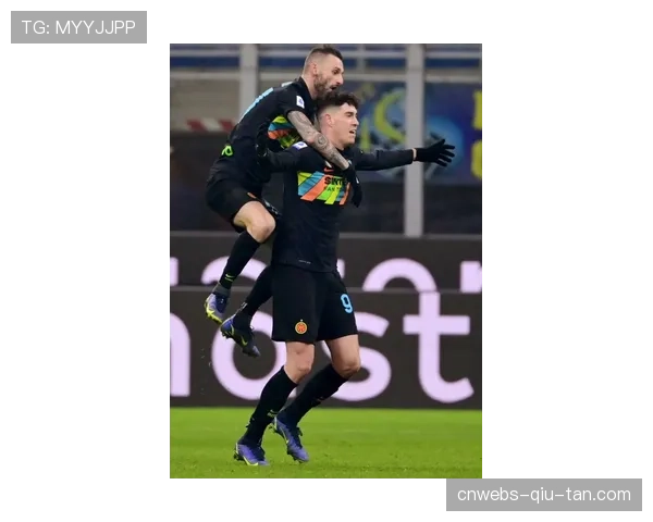 转播信号记录国际米兰后卫巴斯托尼在死球期间向队友比划区域划分手势